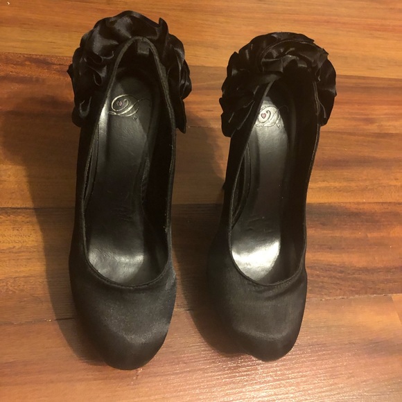 Black Heels w/ Back Ruffle Design - Picture 2 of 4